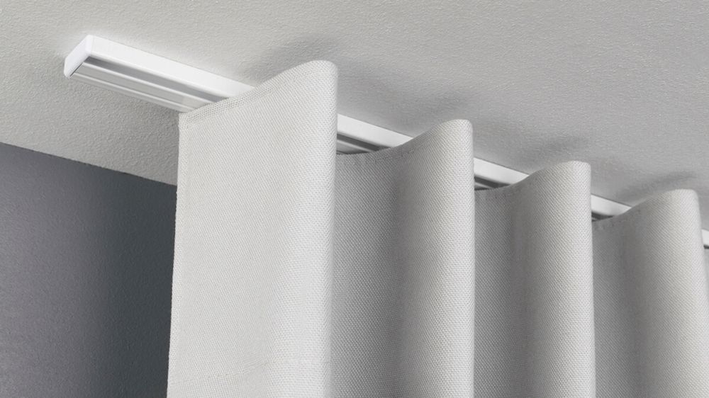 Sehr Flache Deckenschiene Modell 876 nach Maß – mit Vorhang