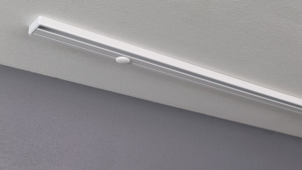 Sehr Flache Deckenschiene Modell 876 nach Maß – mit Vorhang