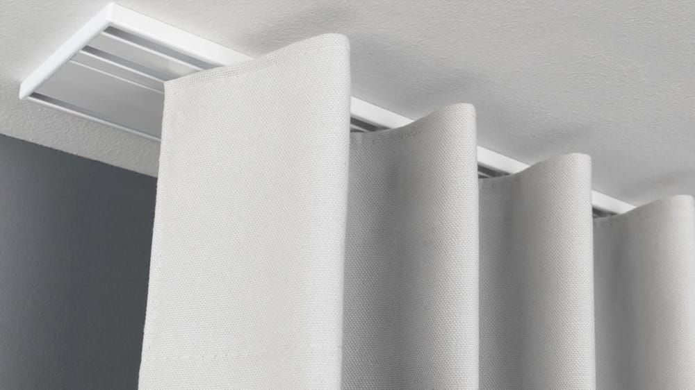 Flachschiene Decke für Gardinen zum Aufschrauben Modell 878 – mit Vorhang