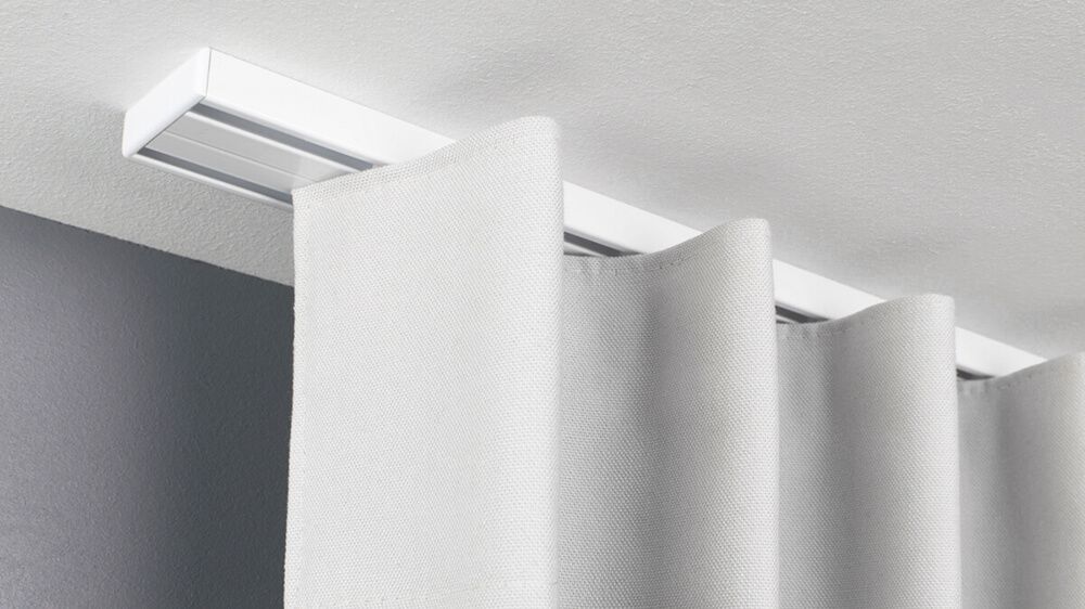 Flache einläufige Gardinenschiene für Verdunkelungsvorhänge – mit Vorhang