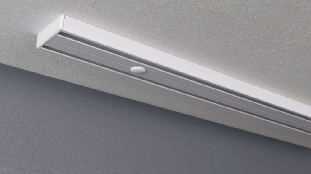 Flache einläufige Gardinenschiene für Verdunkelungsvorhänge – mit Vorhang