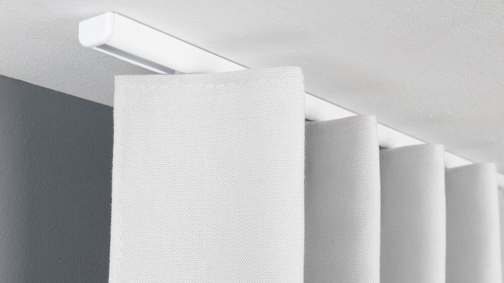 Vorhangschiene Modell 887 - Flachschleuderschiene für Schnellmontage  – mit Vorhang