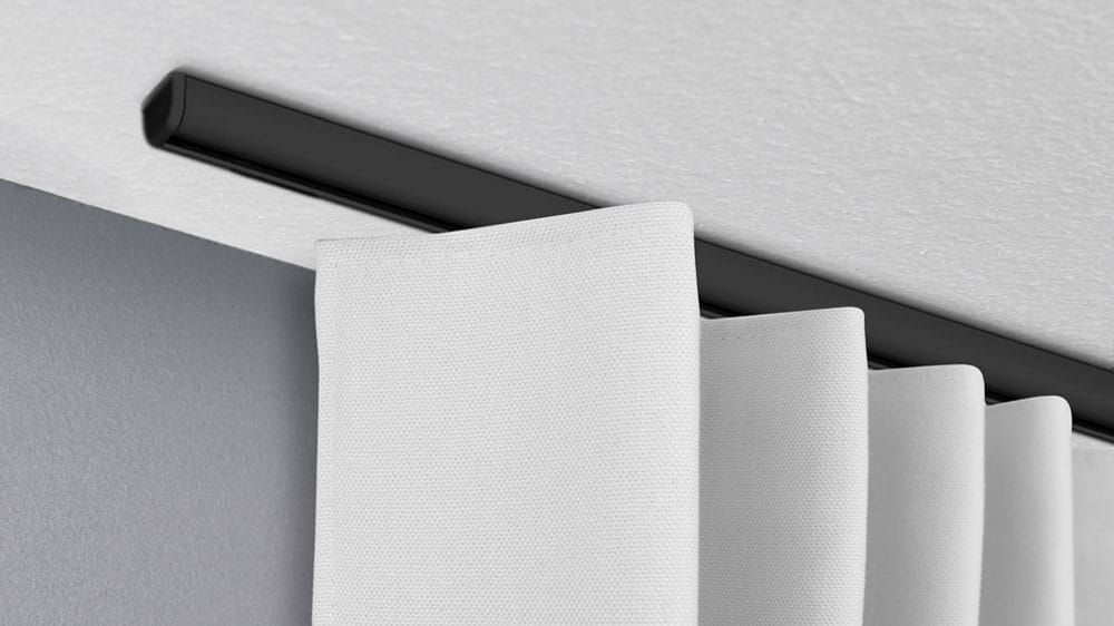 Moderne schwarze Vorhangschiene Modell 887.1 – mit Vorhang in Schwarz