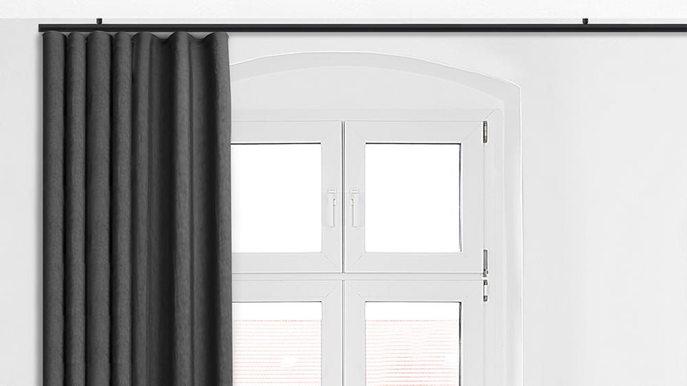 Interstil Corpus 25 1-läufige Vorhangstange mit Innenlauf – mit Vorhang in Schwarz