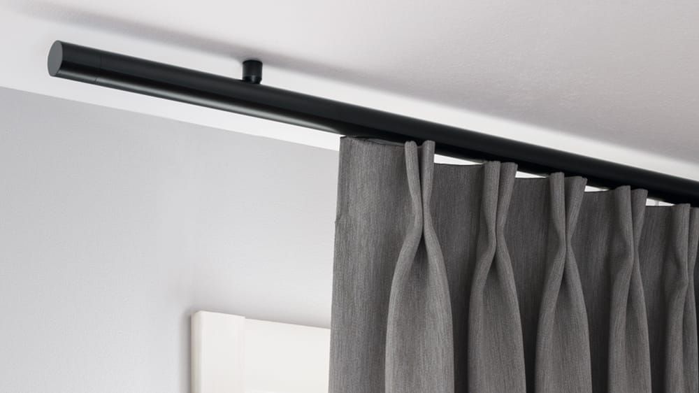 Interstil Corpus 25 1-läufige Vorhangstange mit Innenlauf – mit Vorhang in Schwarz