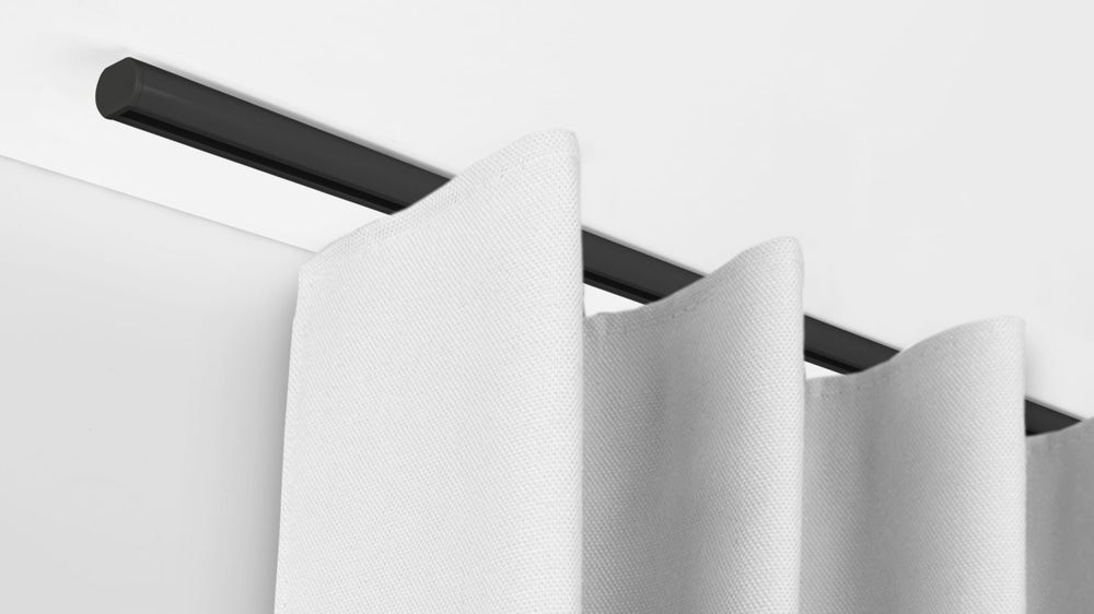 Interstil Mono: runde Vorhangschiene für Ihren Vorhang – mit Vorhang in Schwarz