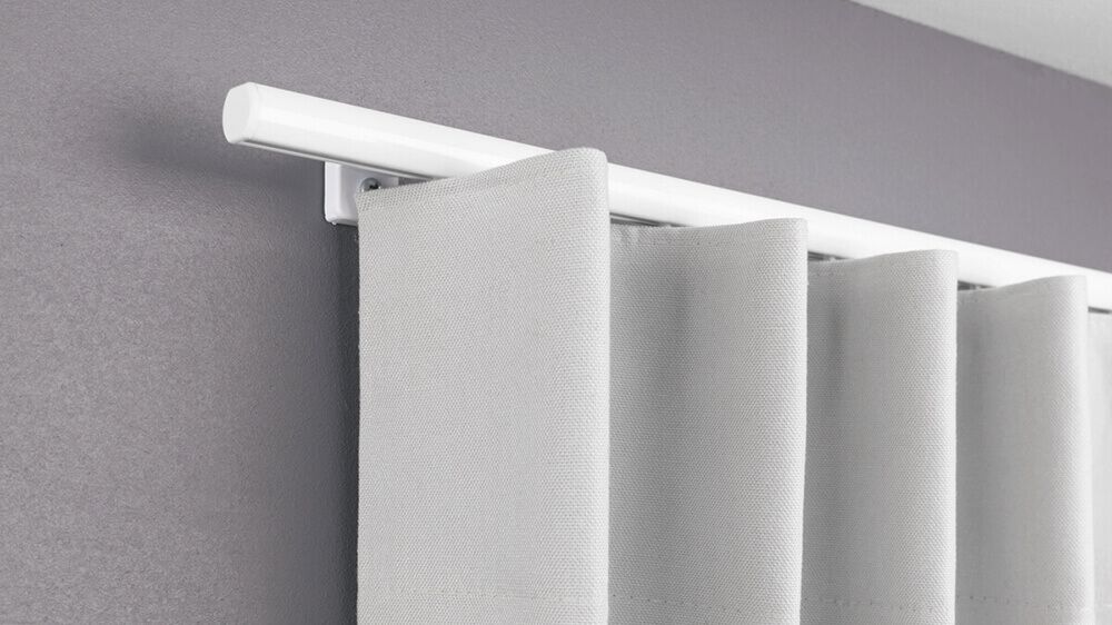 Schmale Vorhangschiene rund für die Montage an der Wand – mit Vorhang