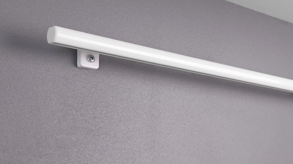 Schmale Vorhangschiene rund für die Montage an der Wand – mit Vorhang