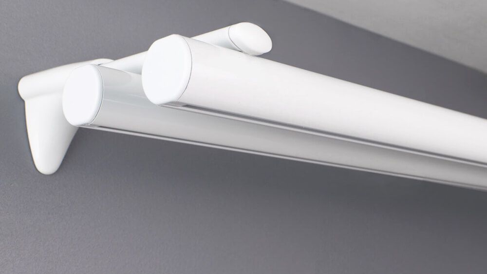 Modell 865: 2-läufige Rundrohrschiene zur Wandmontage – mit Vorhang