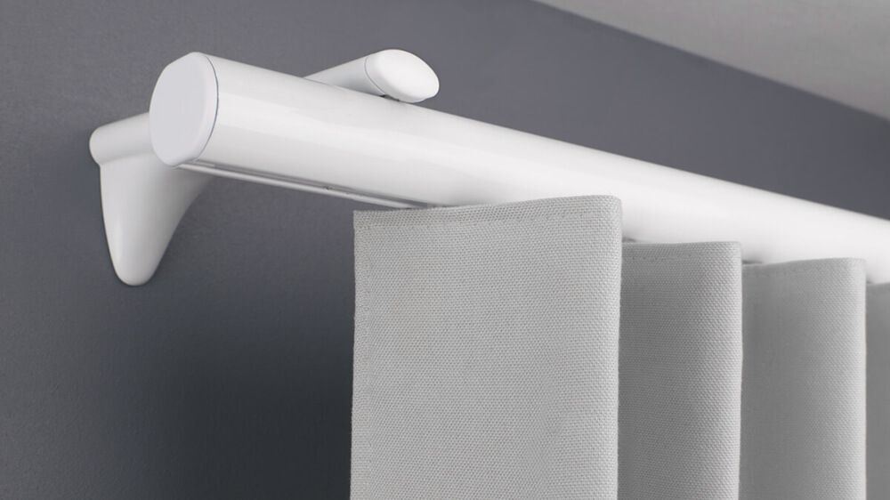 Modell 865 einläufige Rundrohrschiene zur Wandmontage – mit Vorhang