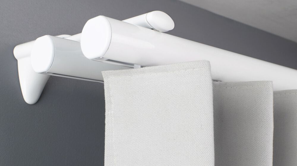 Modell 865: 2-läufige Rundrohrschiene zur Wandmontage – mit Vorhang