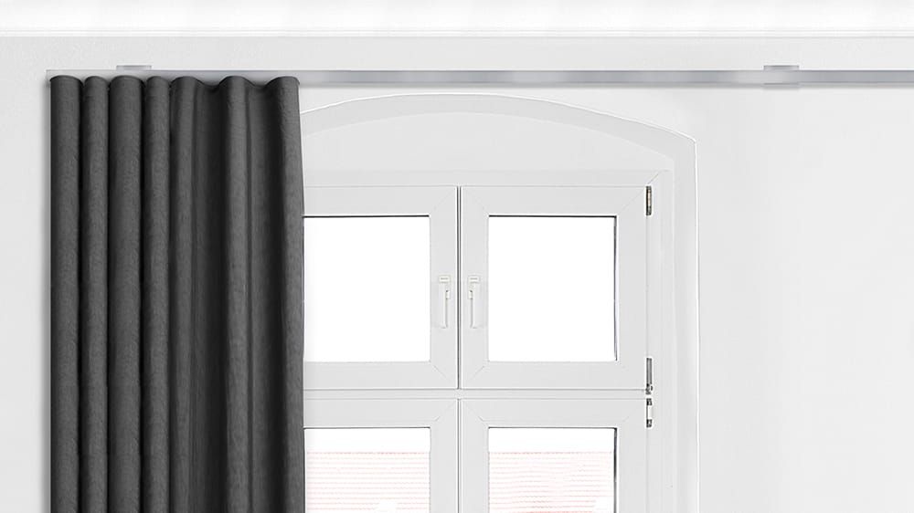 Interstil Index 1- Vorhangschiene mit Flachprofil nach Maß – mit Vorhang in Edelstahl