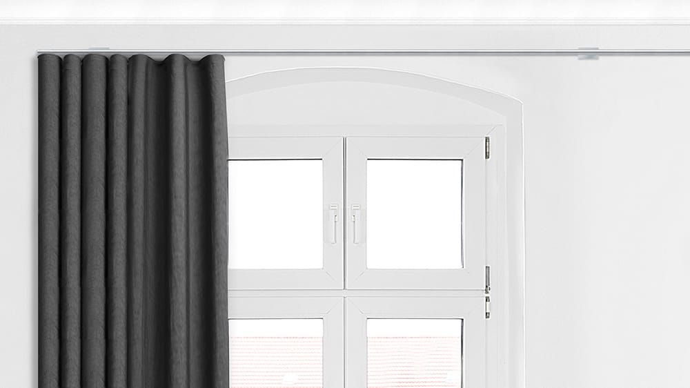 Interstil Lee 1 Vorhangschiene zur Wandmontage – mit Vorhang in Edelstahl