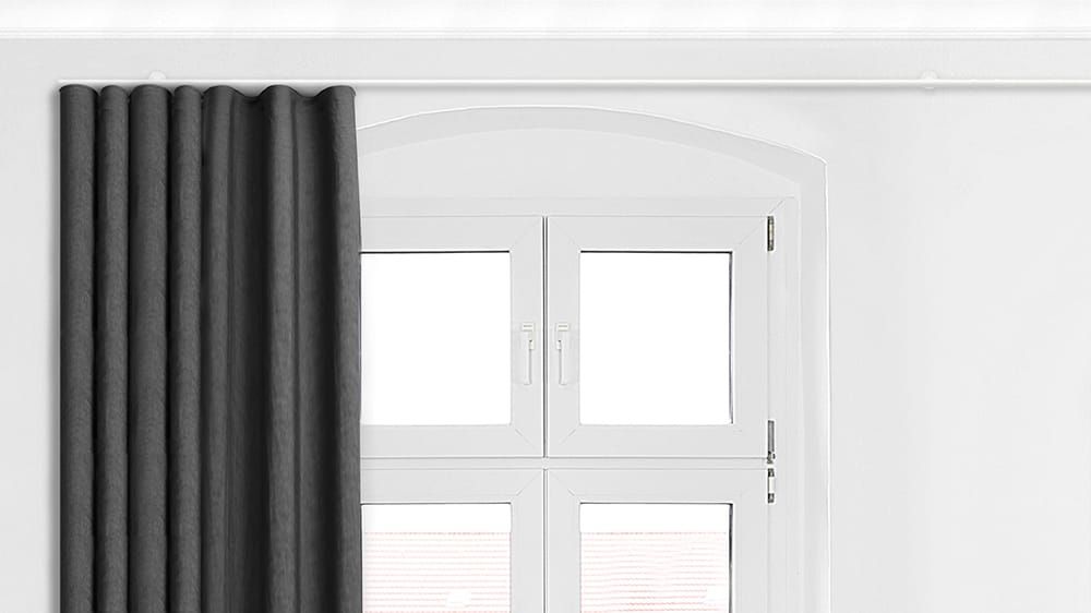 Interstil Mono zur Wandmontage maßgenau bestellen – mit Vorhang in Weiß