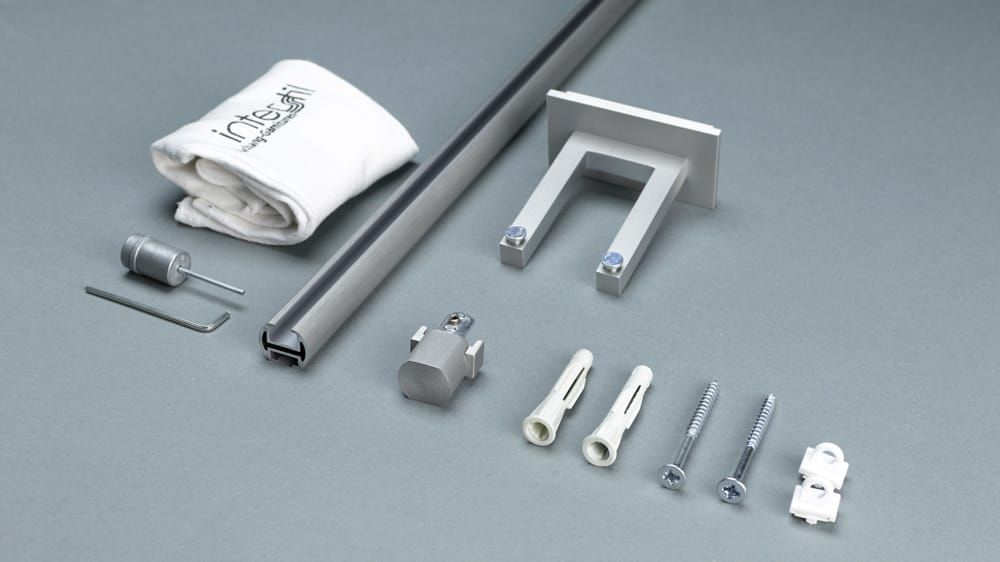Interstil Phantom 1-läufige runde Vorhangschiene – mit Vorhang in Aluminium