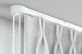 1-läufige Vorhang Schnurzugschiene eckig Modell 505 – mit Vorhang in Weiß