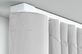 Eletrische Vorhangschiene 2-läufig nach Maß – mit Vorhang in Weiß