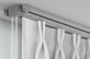1-läufige Gardinenschiene mit Schnurzug eckig &amp; flach – mit Vorhang in Aluminium