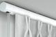 Runde Seilzug Gardinenstange 1-läufig Modell 845 – mit Vorhang in Weiß