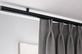 Interstil Corpus 25 1-läufige Vorhangstange mit Innenlauf – mit Vorhang in Schwarz