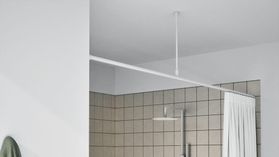 Gerade Duschvorhangstange mit Innenlauf Modell 440 – mit Vorhang in Weiß