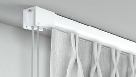 Modell 510 1-läufige Schnurzugschiene für Gardinen – mit Vorhang in Weiß