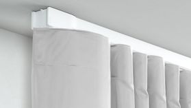 1-läufige Elektroschiene Modell 670 230 V – mit Vorhang in Weiß