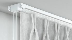 Modell 815 1-läufige Gardinenschiene mit Überlauf & Schnurzug – mit Vorhang in Weiß