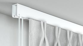 Modell 820 Seilzug Schiene 1-läufig – mit Vorhang in Weiß