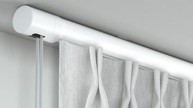 Modell 845 1-läufige Gardinenstange mit Seilzug – mit Vorhang in Weiß