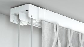 Modell 886 Vorhangschiene mit Seilzug – mit Vorhang in Weiß