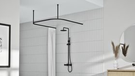 Interstil Cubus 1 U-Form Duschvorhangstange – mit Vorhang in Schwarz
