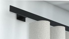 Interstil Codex W - Flache Vorhangstange mit Innenlauf auf Maß für Wellenvorhänge – in Schwarz