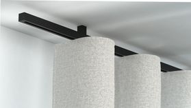 Interstil Cubus 1: Quadratische Vorhangstange mit Innenlauf und Endkappe Phantom 1 – in Schwarz