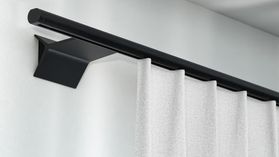 Interstil Lee 2: einläufige Gardinenstange mit Innenlauf – in Schwarz