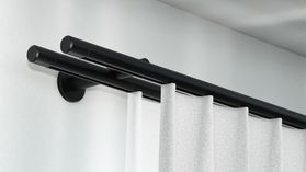 Interstil Luv 3 2-läufige Vorhangstange zur Wandmontage – in Schwarz