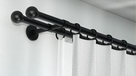 Interstil Puck Doppelte Vorhangstange mit passenden Trägern und Ringen – in Schwarz