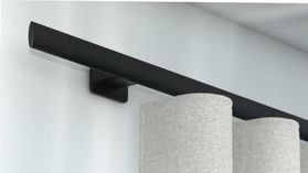 Interstil Trim.1 1-läufige Gardinenschiene mit passendem Zubehör – in Schwarz