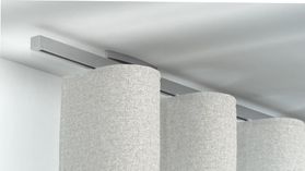 Interstil Votum 1: Quadratische Vorhangstange mit Innenlauf und Endkappe Phantom – in Aluminium