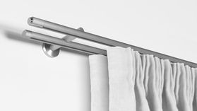 Interstil Didakt 2-läufig mit passenden Trägern und Gleitern – mit Vorhang in Aluminium