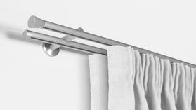 Interstil Diplom 2-läufig mit passenden Trägern und Gleitern – mit Vorhang in Aluminium