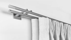 Interstil Phantom 16 2-läufig - Runde Vorhangstange mit Innenlauf – mit Vorhang in Aluminium