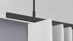 Modell 840RT Raumtrenner Schiene für Vorhänge – mit Vorhang in Schwarz